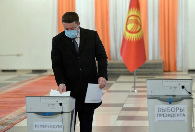Kırgızistan'da halk yeni cumhurbaşkanını seçiyor